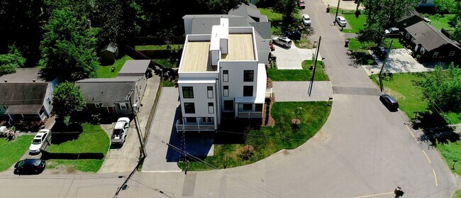 Building Photo - NEW BUILD with Rooftop!