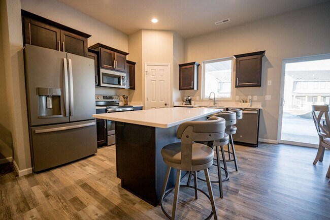 Building Photo - One-Level Carefree Living in a quiet and i...