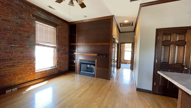 Building Photo - Downtown 1 Bedroom Apartment