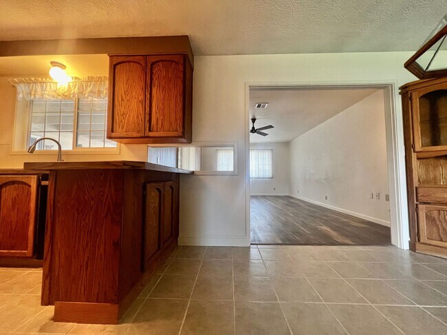 Building Photo - 3 Bedroom, 2.5 Bath House