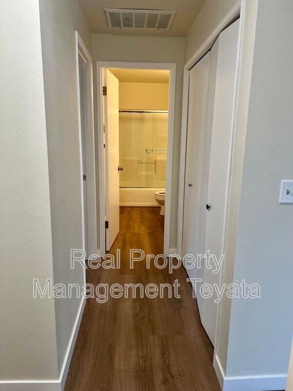 Building Photo - 902 S 22nd Ct