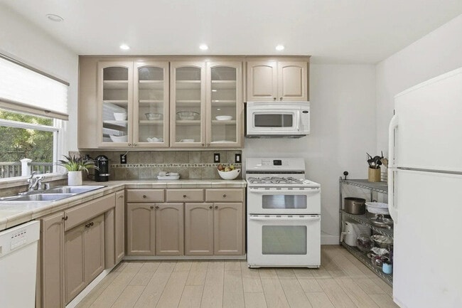 Building Photo - Charming 3BR Home with Bonus Room, Fireplace & Large Yard