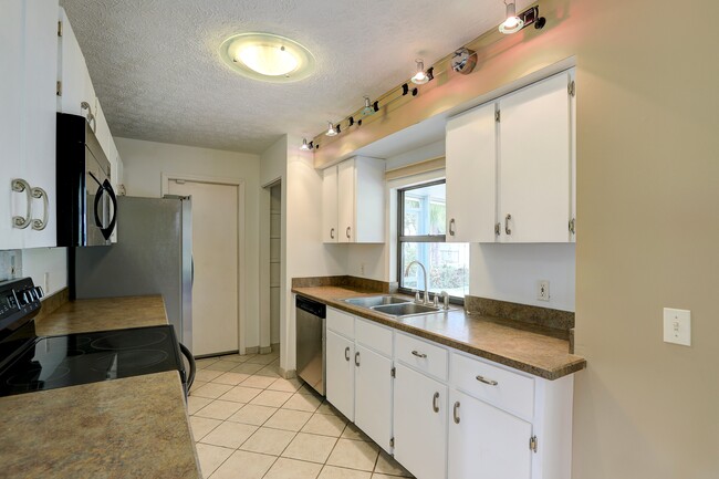 Building Photo - 1690 Seahouse St