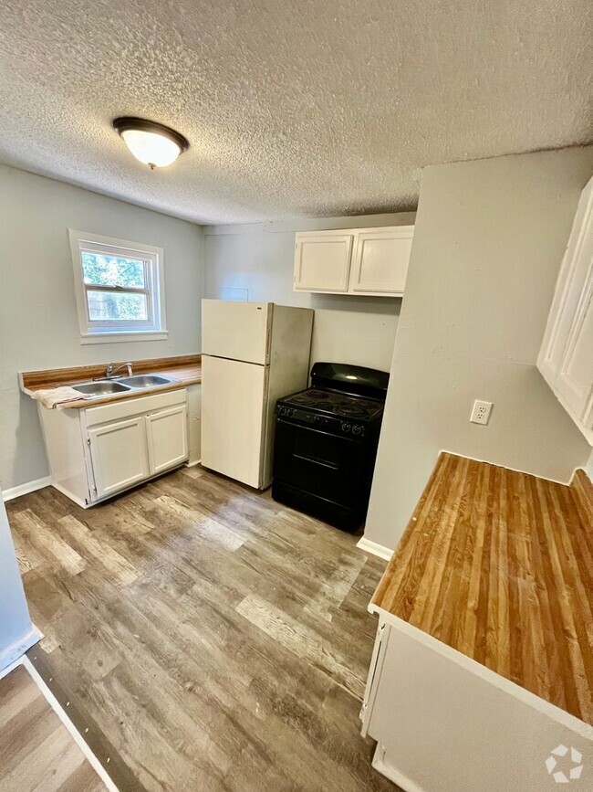 Building Photo - Huge 3BR/1BA Home With Large Yard, Covered...