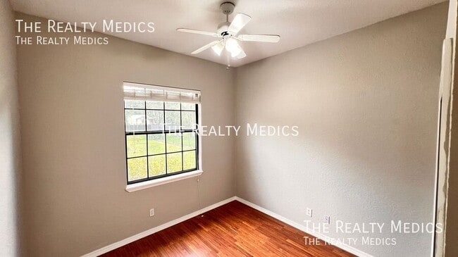 Building Photo - 2372 Sunnyview Dr