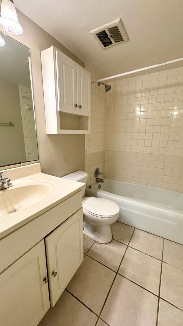 Building Photo - Summit House Condo Available, Walk to Shands!