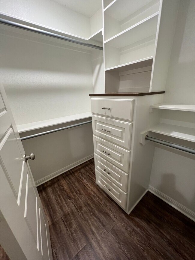 Building Photo - 5429 Meadow Ridge Dr