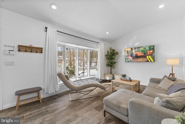 Building Photo - 191 Lakeshore Dr