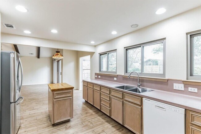 Building Photo - 2203 Farnswood Cir
