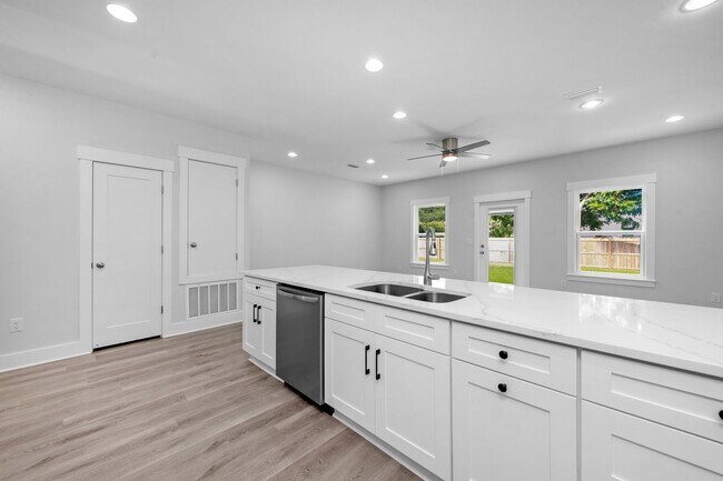 Building Photo - Modern 4BR Home with Private Fenced Yard Near the Beach