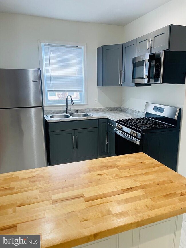 Building Photo - 442 W Hanover St