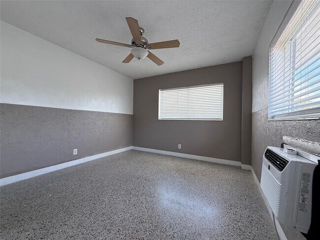 Building Photo - 530 NE 34th Ct