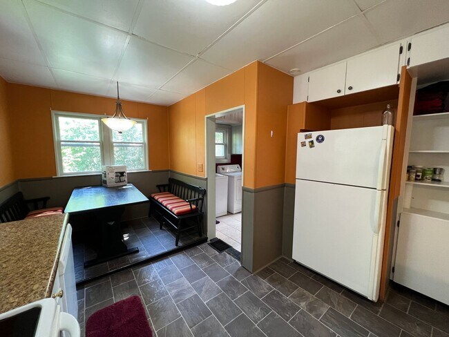 Building Photo - Lovely Furnished Home Available September ...
