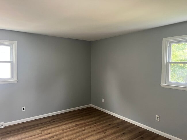 Building Photo - Updated Single Family Ranch Home with Fenc...