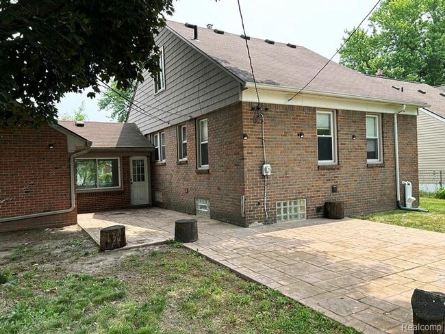 Building Photo - 817 N Dorchester Ave
