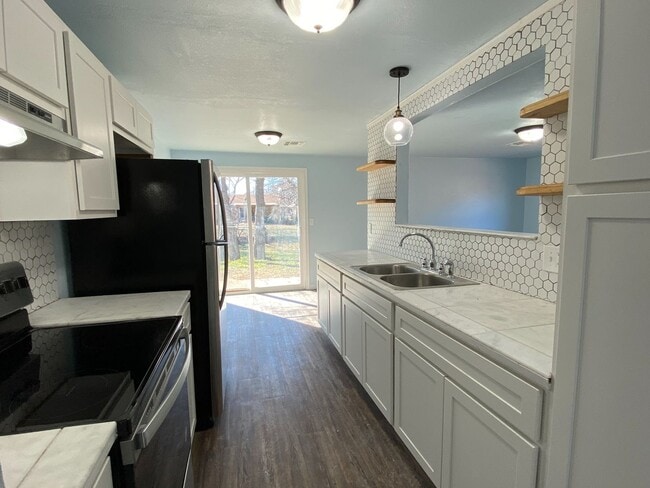 Building Photo - RECENT REMODEL!! 3 Bedroom, 1.5 Bathroom, ...