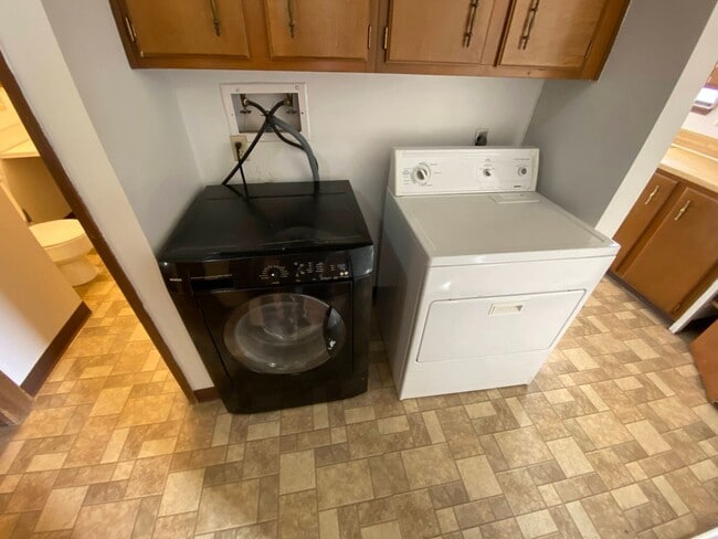 Building Photo - Cozy 3 Bedroom 1 Bath Home with Large Yard & 1 Car Attached Garage