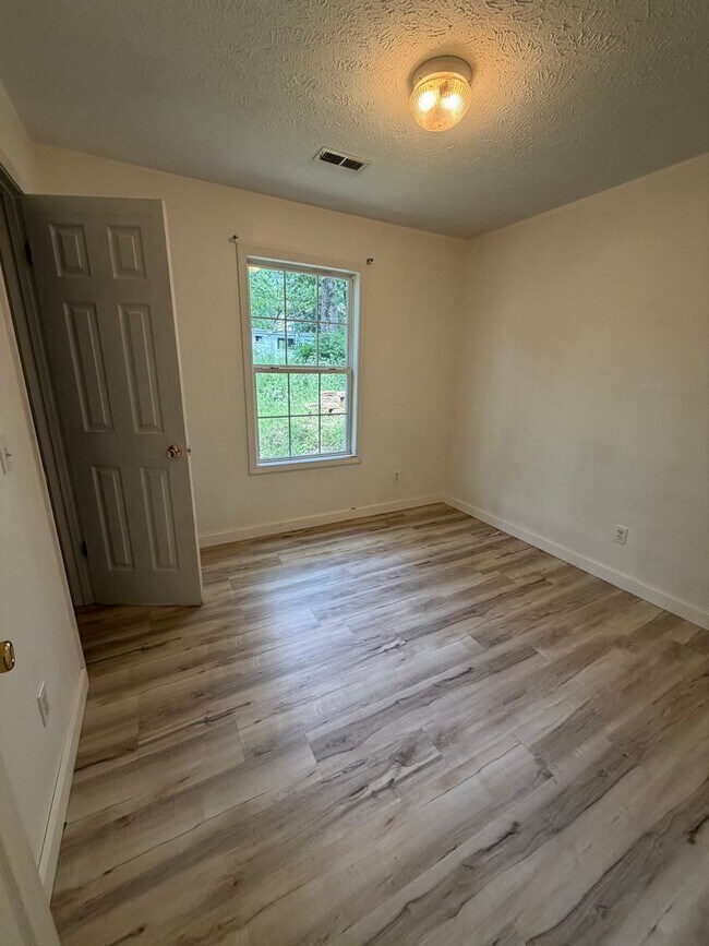 Building Photo - 3 Bedroom | 2 Bathroom | 1,100 square feet | Merriam Woods MO!