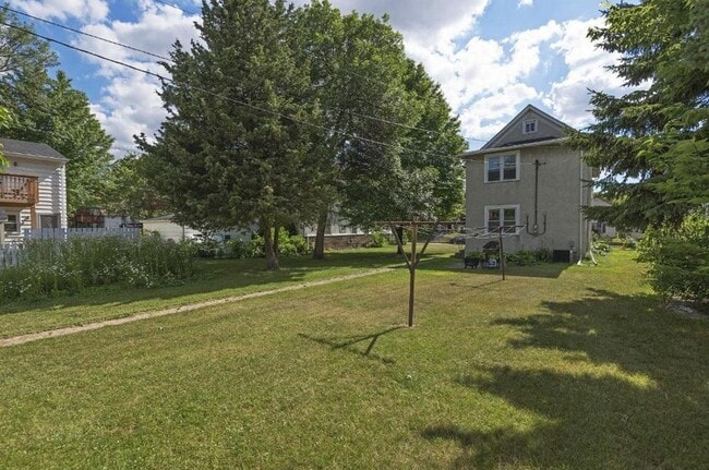 Building Photo - 711 University Ave SE