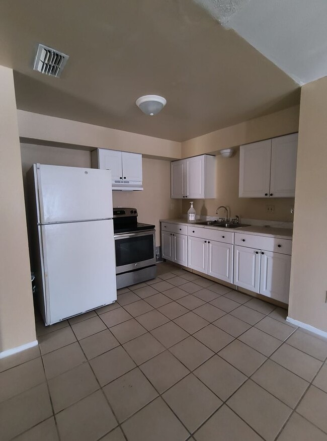 Building Photo - Spacious 3-Bedroom 2 Bathroom Apartment for Rent!