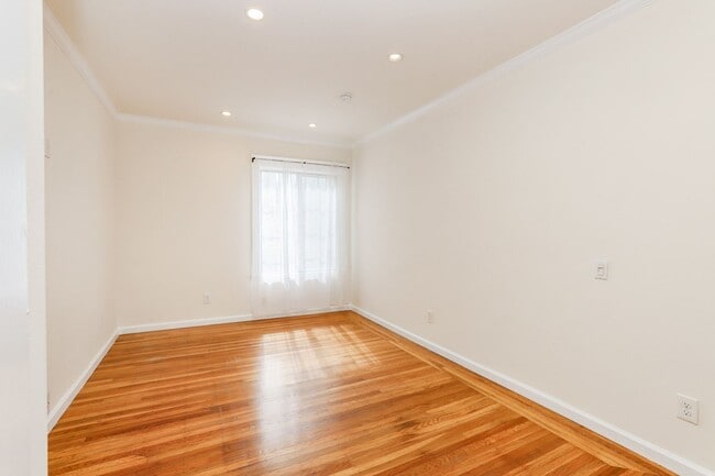 Building Photo - 4 Bed / 2 Bath home in Outer Richmond near...