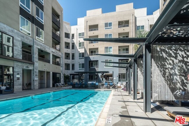 Building Photo - 435 W Los Feliz Rd