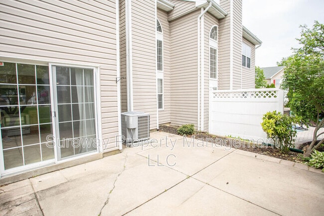 Building Photo - 605 Doral Dr