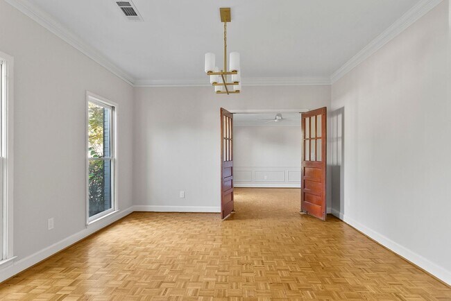 Building Photo - Beautiful 4 Bed 2.5 Bath Available Now!