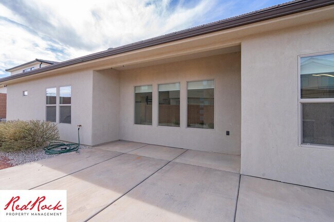 Building Photo - Comfort, Space & Style with a 3-Car Garage Small Dog Friendly!