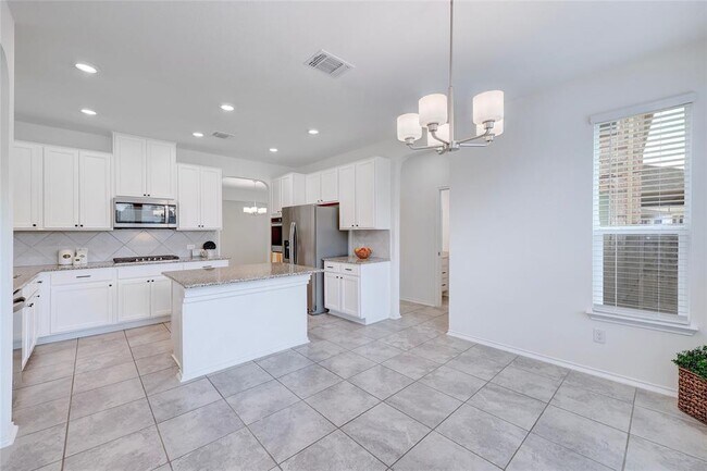 Building Photo - 1929 Stinnett Dr