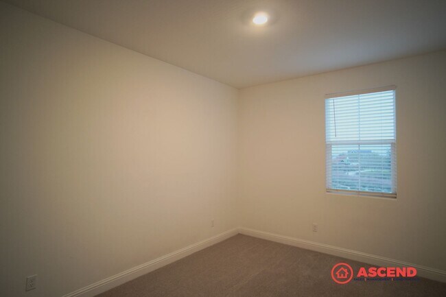 Building Photo - Luxurious 5 bedroom located in Gossamer Grove!