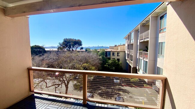 Building Photo - Breathtaking Views of SF & Bay Bridge from this Top Floor unit