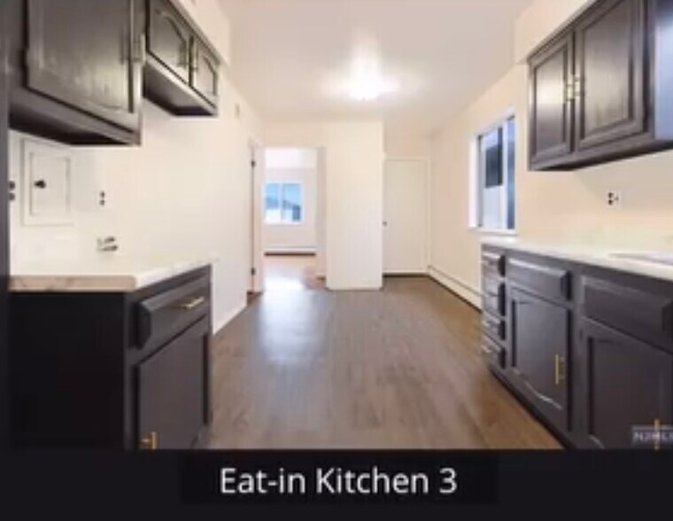 Eat-in Kitchen with a lot of cabinet space - 711 Bergen St