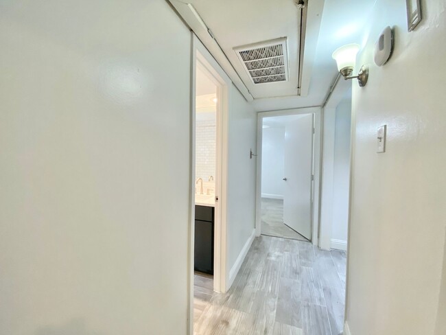 Building Photo - Recently Renovated 2 bed with Private Pati...