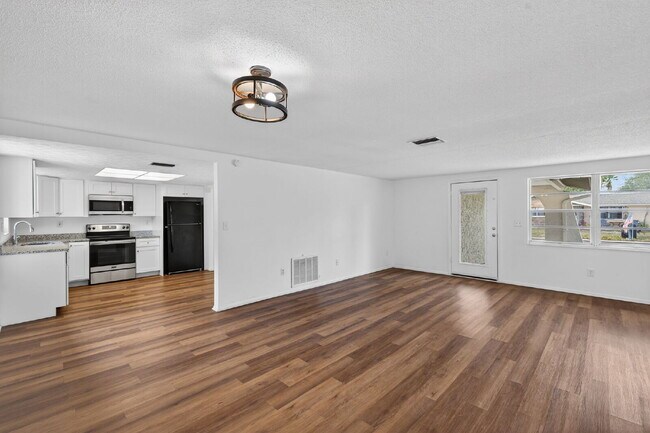 Building Photo - Beautiful 2 Bedroom, 2 Bathroom, 1 Car Garage home for rent.