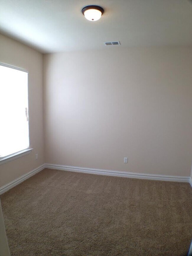 Building Photo - Spacious 4-bedroom, 3-bathroom home in Che...
