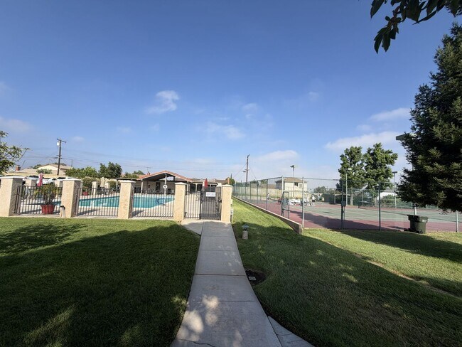 Building Photo - Redlands Townhouse in Great Complex 2+ 1.5 AVAILABLE NOW