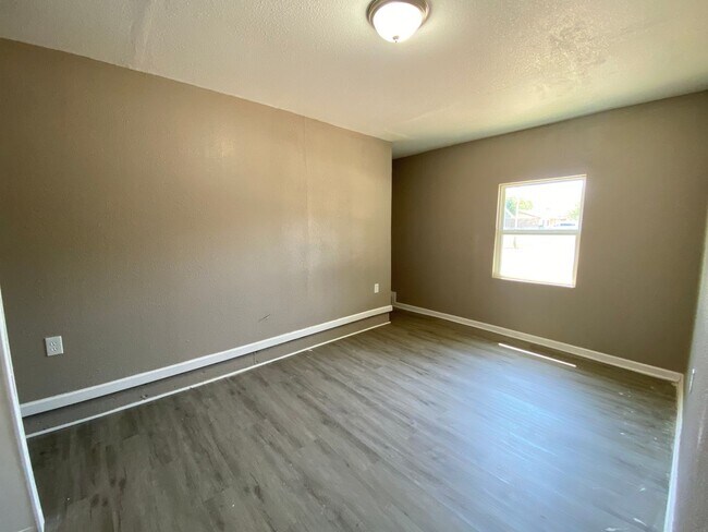 Building Photo - Charming 5 Bedroom House