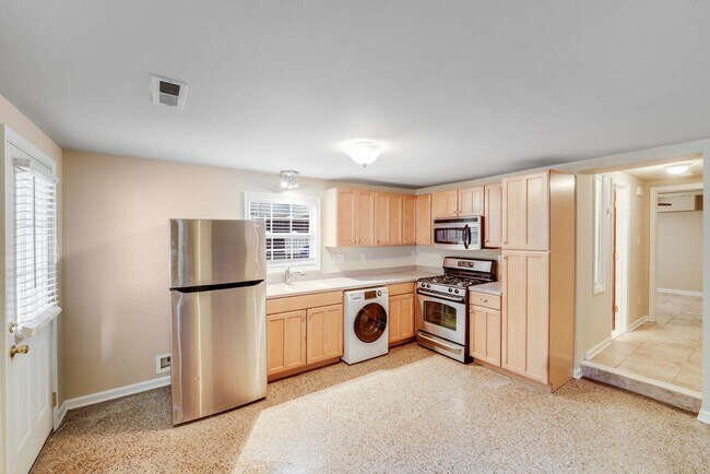 Building Photo - 2417 Laburnum Ave
