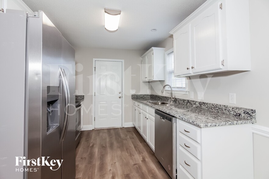 Building Photo - 5327 Oaktree Dr