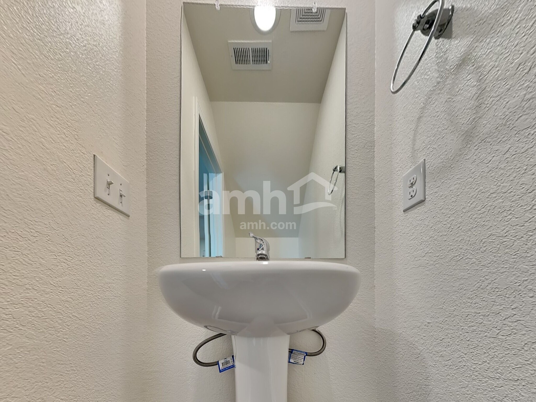 Building Photo - 2061 Southlea Dr