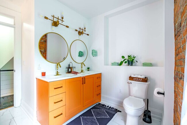 Building Photo - 98 Brickel St