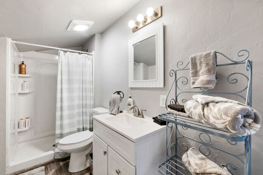 Building Photo - 7625 N Williamson Valley Rd