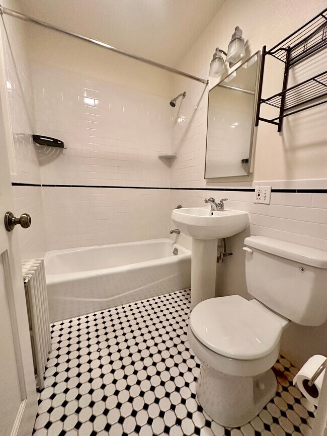 Building Photo - 472 Beacon St