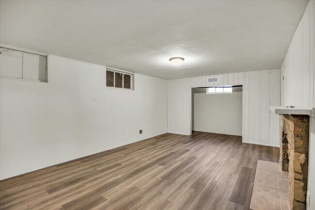 Building Photo - 1212 W Healey St