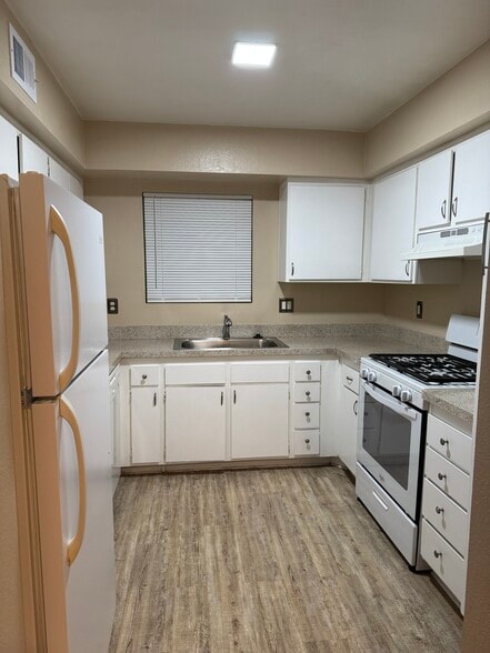 Building Photo - 9381 Shadowood Dr