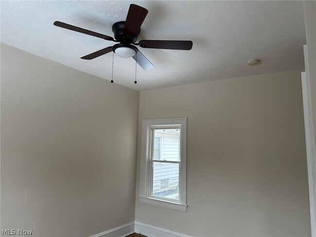 Building Photo - 1311 W 69th St