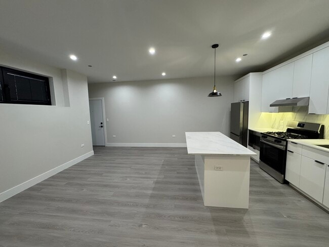 Building Photo - 1414 E 65th Pl