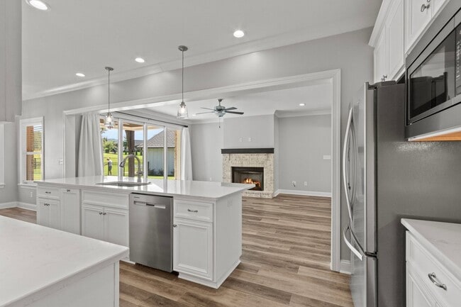 Building Photo - 4 Bed 3.5 Bath Home on the Golf Course