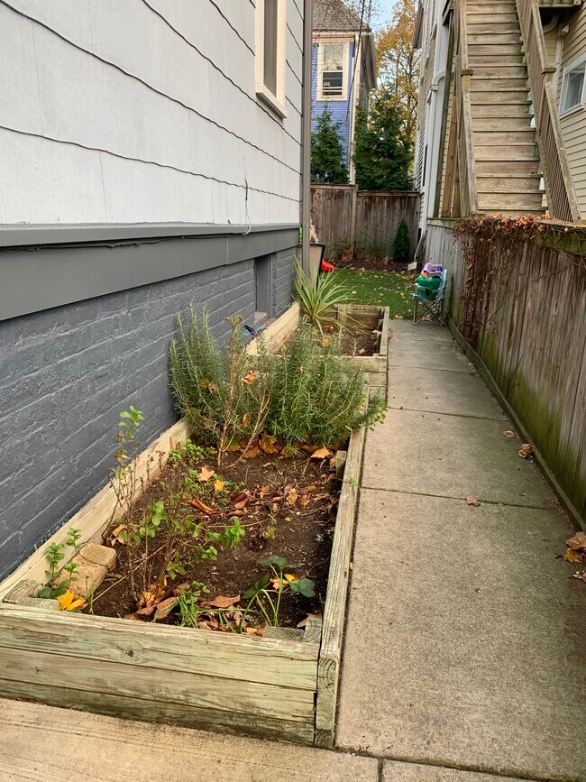 Building Photo - 910 Lake St